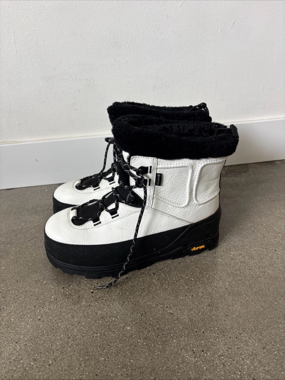 UGG shasta boot White and Black Snow Lace-Up unisex women’s sz 10 - men’s 9